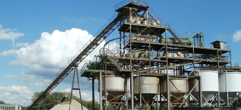 Aggregate plant conveyor and silos