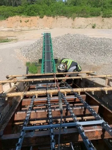 Cranney crew working on a screen deck in a gravel pit